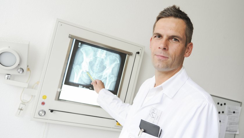 Dr Linke zeigt ein Röntgenbild der Hüfte