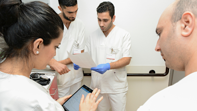 Sie sind im Klinikum Vest ins Projekt „Beruf mit Aussicht“ gestartet: (v.l.) Gholam Said Ali Zadeh, Slava Saadi, Omar Al-Mahdawi und Selahelddin Rasho