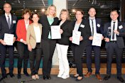 Britta Gladel und Sandra Wöbeking vom Klinikum Vest belegen den zweiten Platz bei dem internen Kreativwettbewerb mit dem Projekt „Start in einen Beruf mit Aussicht“ 