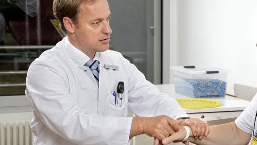 Prof. Dr. med. Rüdiger Hilker-Roggendorf bei der Untersuchung eines Patienten