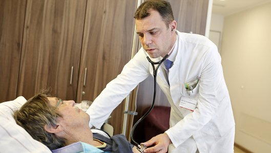 Prof. Dr. med. Frank Weidemann untersucht einen Patienten