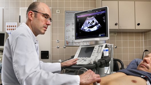 Priv.-Doz. Dr. med. Markus Reiser bei der Ultraschalluntersuchung eines Patienten