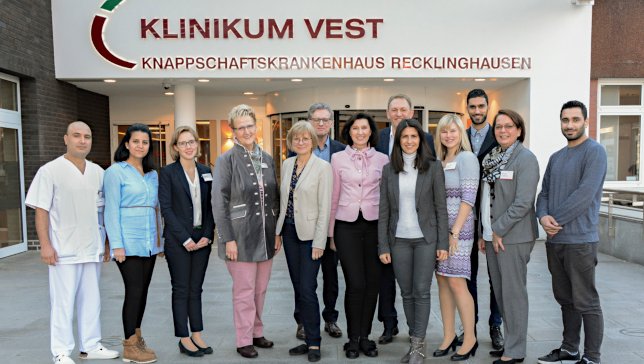 Seite:Staatssekretärin Serap Güler besucht Klinikum Vest anlässlich des Projekts „Start in einen Beruf mit Aussicht – Chancen für geflüchtete Menschen“